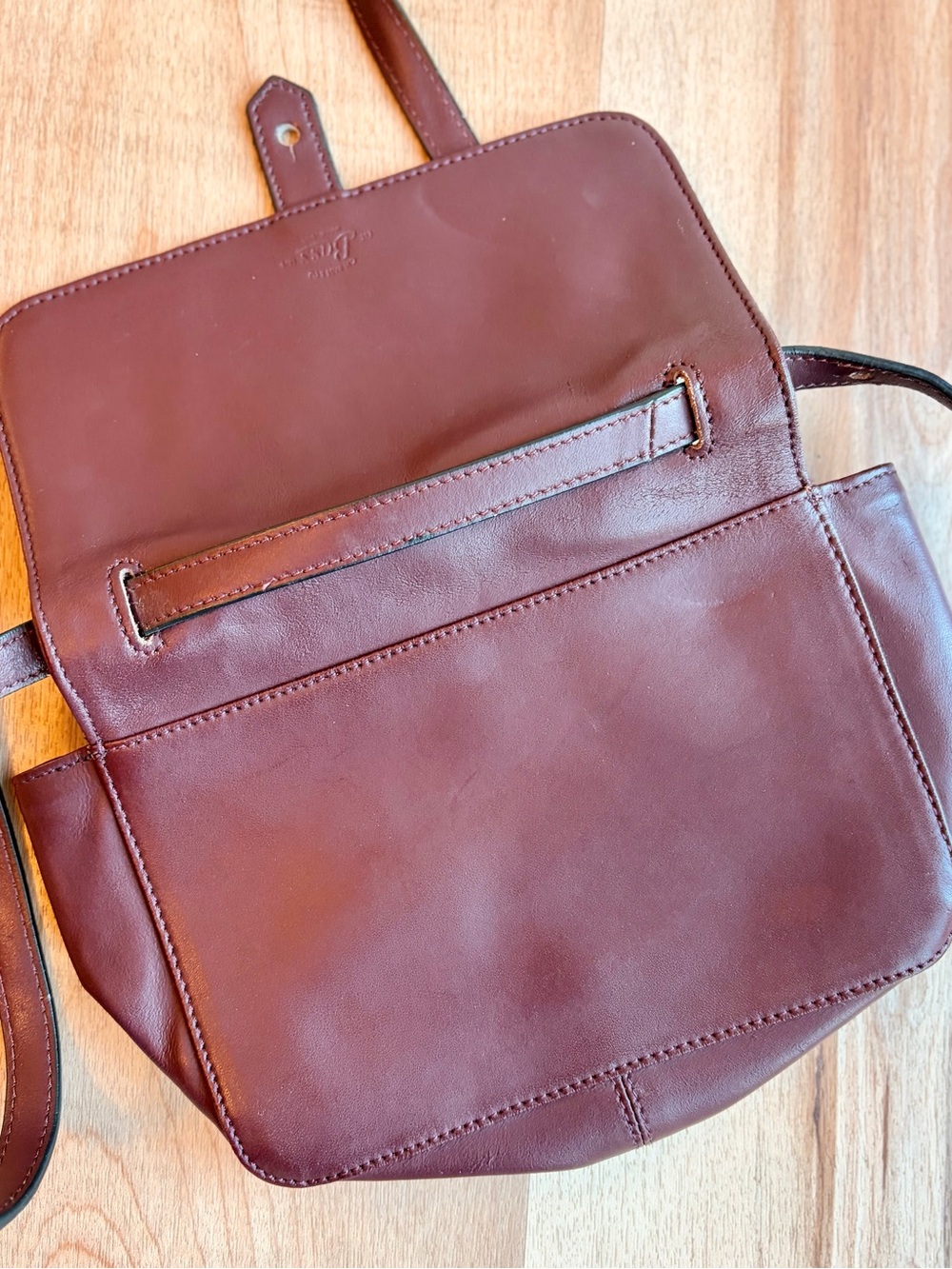 Vintage Leather Burgundy G.H. Bass & Co Womens Crossbody Bag with Card Holders - Picture 7 of 8